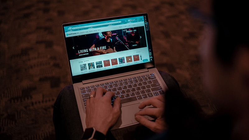 How To Lead Worship If You Don't Play An Instrument